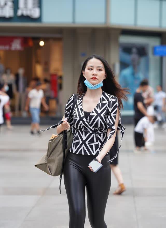 大妈的 皮裤 力量大到可以露出腿部线条 普通女生很难驾驭 腾讯新闻