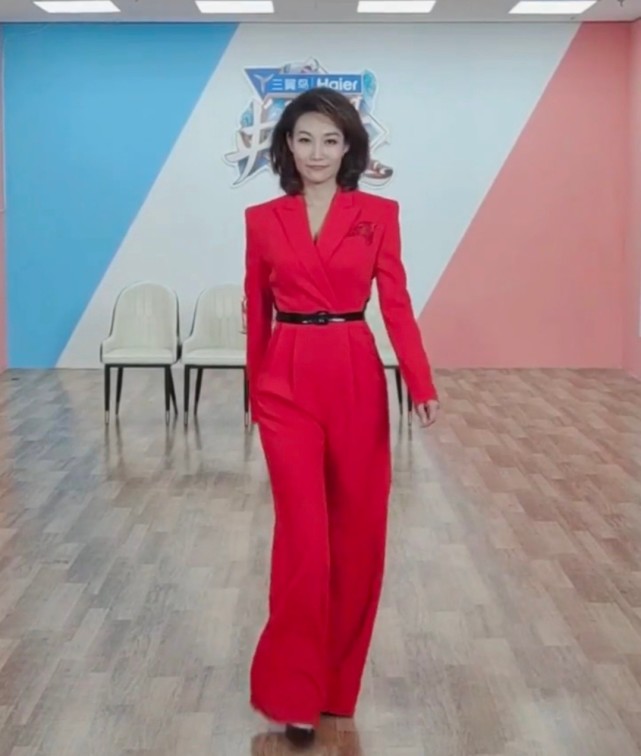 央视主播李梓萌扭动晃舞变装汉服显英气长腿吸睛与台上反差大