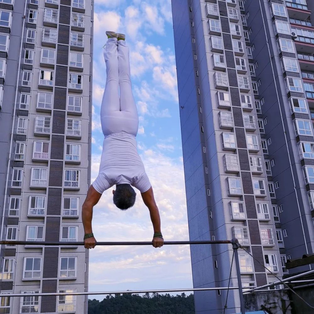 66岁和24岁这一老一少的师徒二人组街头极限健身太炫酷