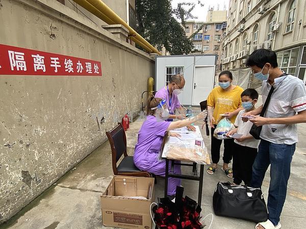 此次次密接人员解除隔离后分两种情况离开集中隔离点:家属有车的,在