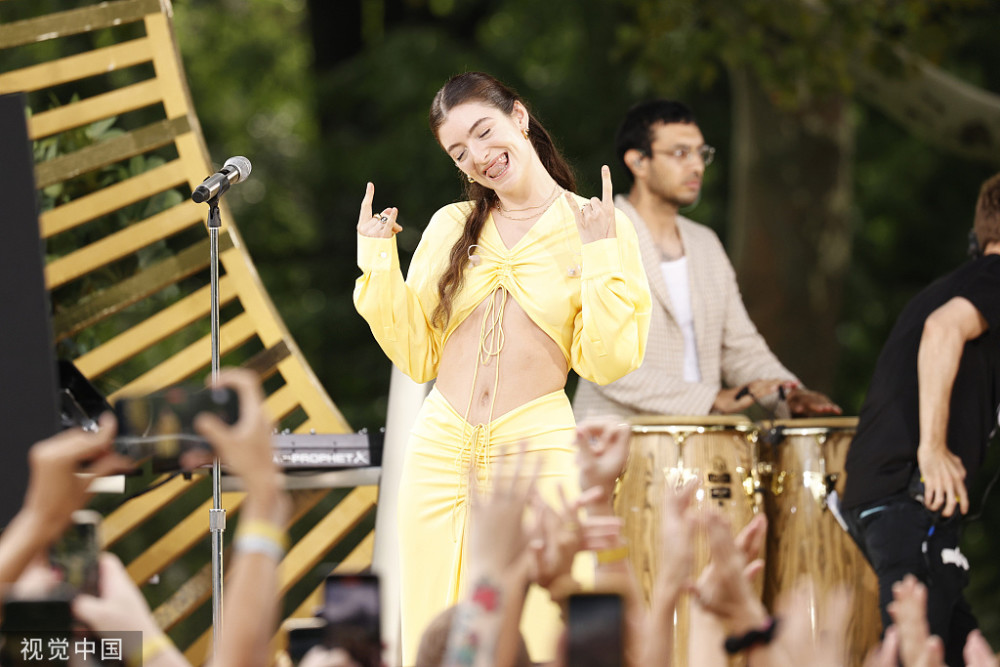 新西兰歌手洛德登台献唱穿黄色长裙开心热舞