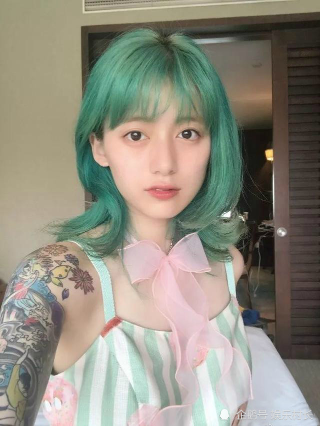 李诞黑尾酱离婚曾被拍与女子搂抱亲吻