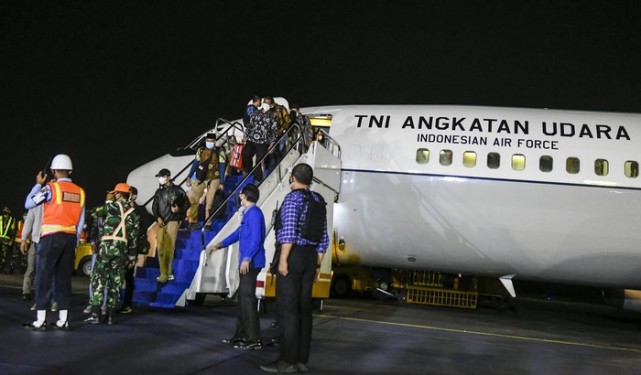 印尼一架軍用飛機安全降落在雅加達的哈利姆機場,成功從阿富汗撤離了