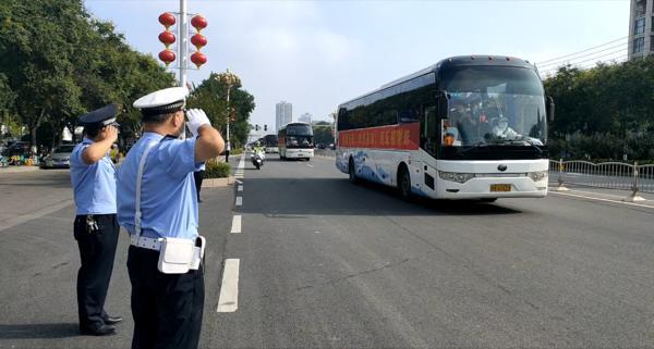 警车开道,公安干警列队送行援商医疗队