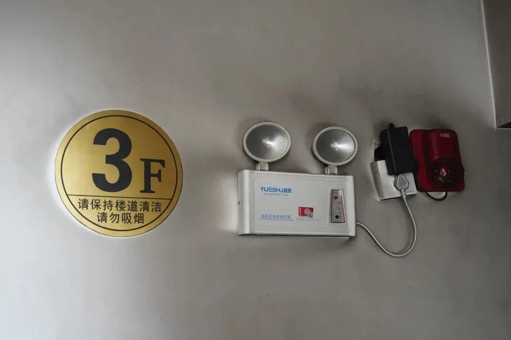 火灾中被烟熏黑的楼道