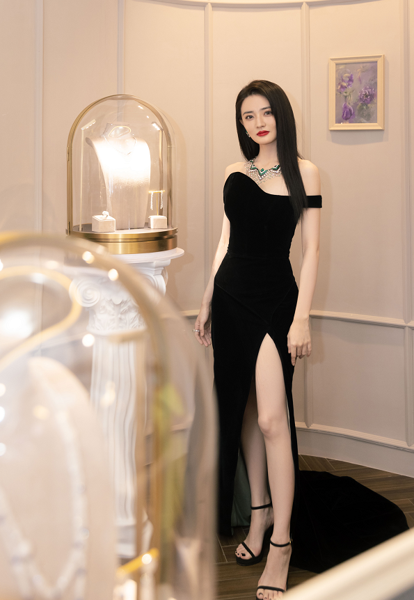 徐璐的妆容不太成功,不仅脸方了不少,嘴唇也变厚了,感觉显老