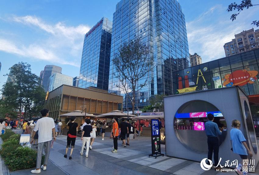 四川成都:交子大道开街 灯光秀点亮夜空_腾讯新闻