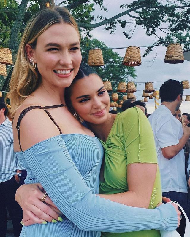 超模小kk生完娃恢复太棒穿温柔蓝裙优雅肯豆镂空绿裙吸睛