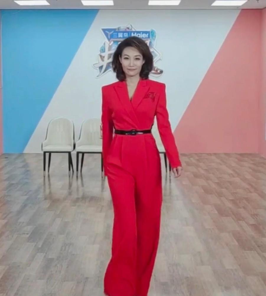 央视主播李梓萌热烈晃舞,变装汉服显英气,长腿吸睛与台上反差大