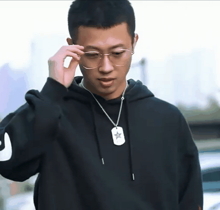 谁能想到下图是于正? 为什么他剪个短发,变成寸头就突然那么帅了?