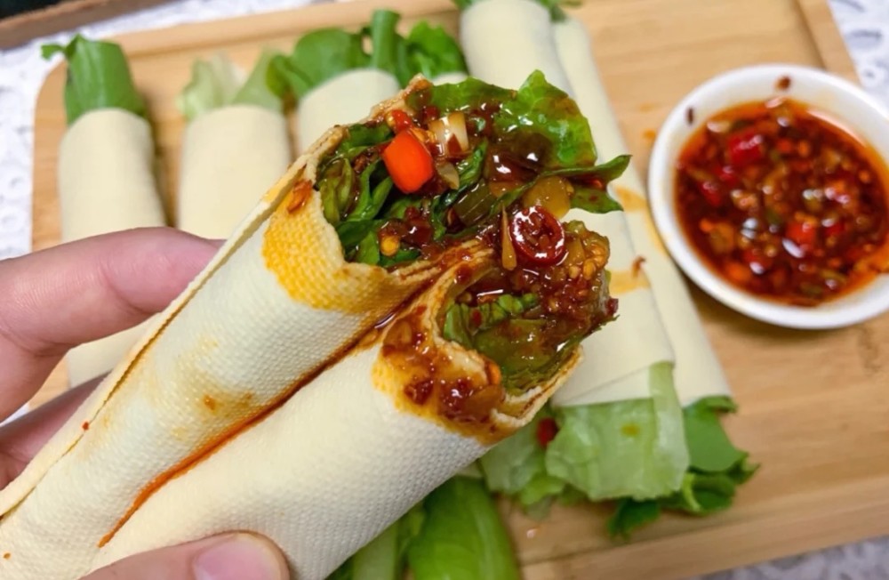 此食谱加上鸡胸肉营养更全面哦,喜欢豆皮卷一切的你不妨一试.