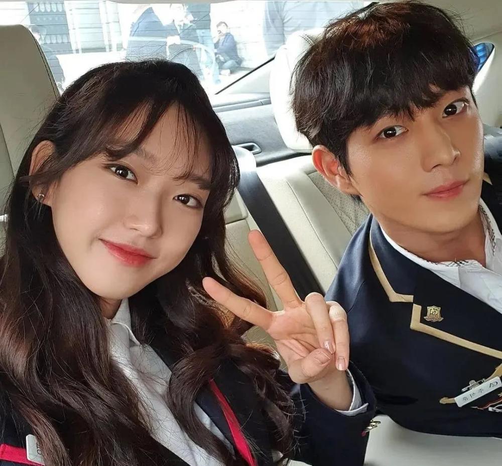 双胞胎锡京和锡勋朱丹泰的出生很惨,长大后他偷名换姓,从原来的"白