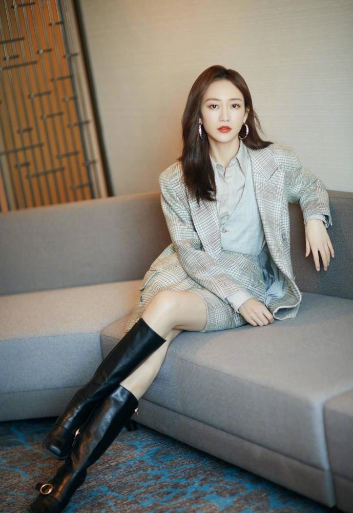 王鸥打扮太有女团味白色上衣配黑色喇叭裤飒爽酷炫真美