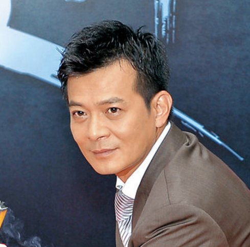 越努力越心酸!59岁黄日华活动现场表演弯弓射雕,独自站台好尴尬