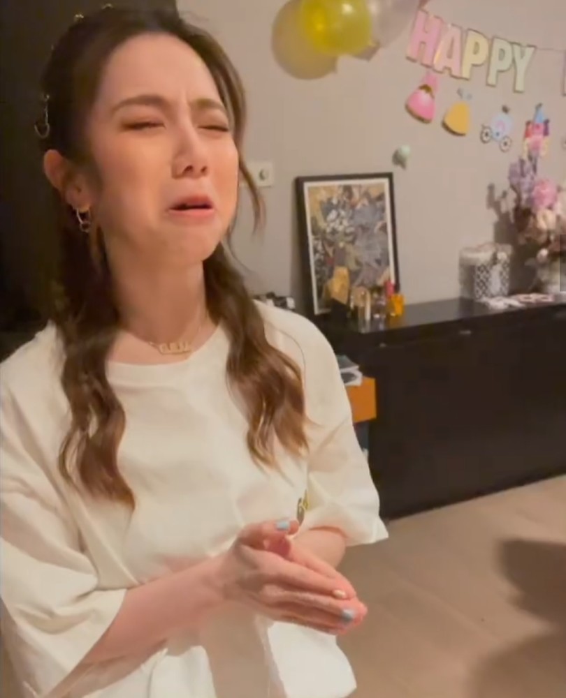邓紫棋用双手擦眼泪哭唧唧,像极了一个小女孩儿,萌态十足.