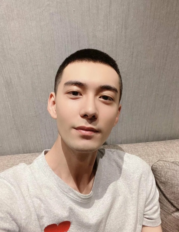 寸头搭什么衣服好看?（寸头衣服搭配图片男）-第1张图片-潮百科
