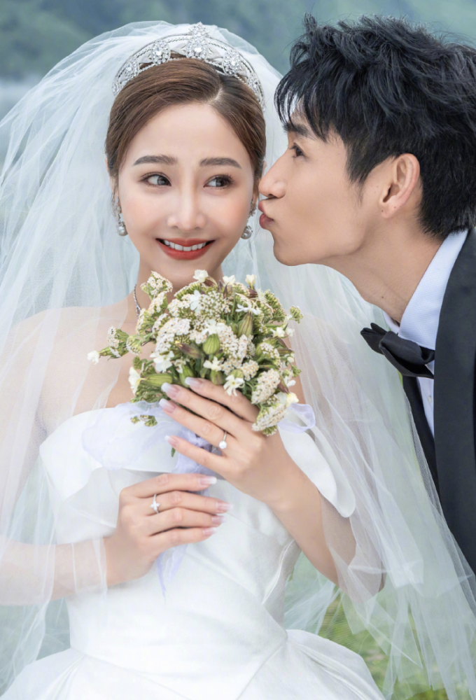 魏晨七夕晒婚纱照,妻子于玮模样清纯,两人相恋十余年恩爱如初