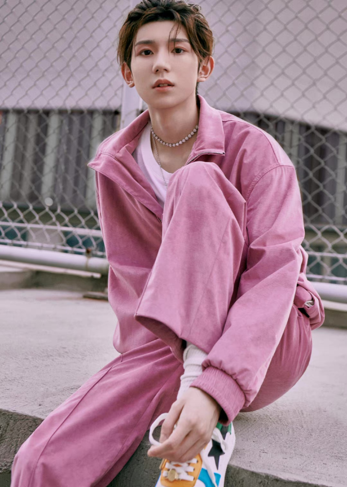 粉色系王源上线重回演值巅峰新发型又奶又飒