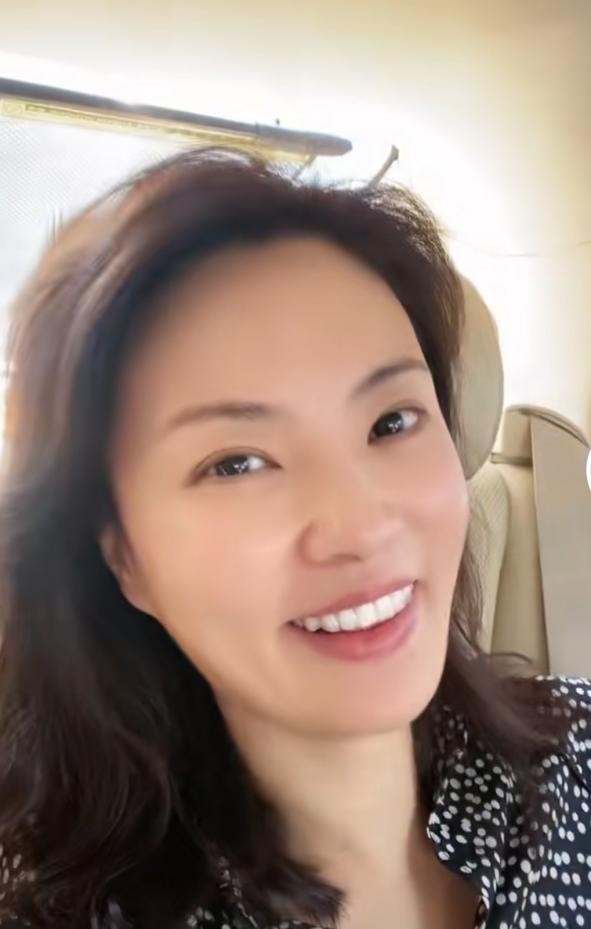 央视主持刘芳菲晒视频素颜露面嫩似少女自曝身体不适去看中医