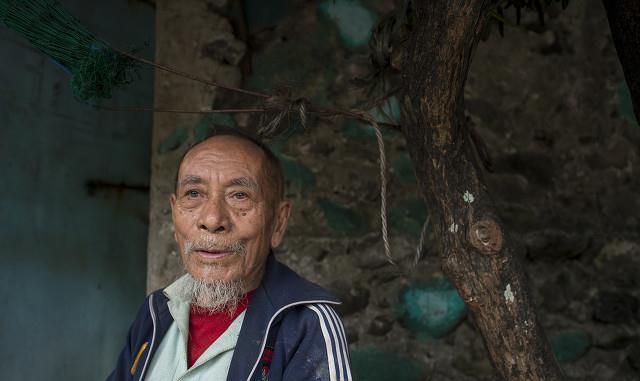 河南90歲大爺抽菸喝酒60年愛吃肥肉和花生米心態好從不生悶氣