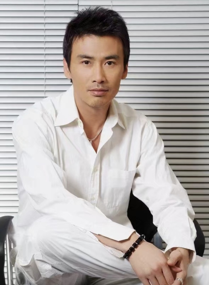 清登上《好声音》舞台以后,便有人扒出她的父亲是国内知名导演柳云龙!