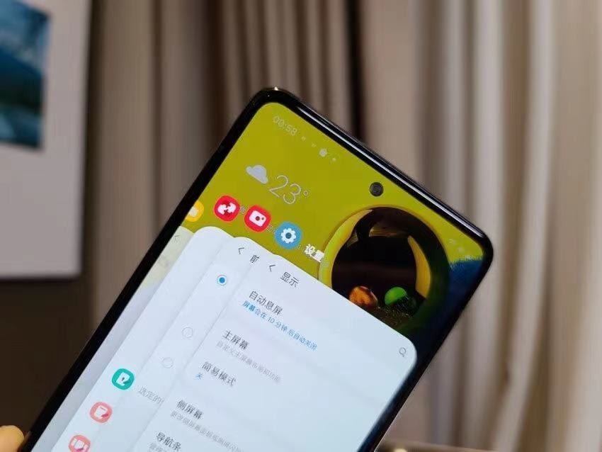 不仅是屏幕自家提供的,芯片也是自家提供,三星a51搭载的是三星exynos