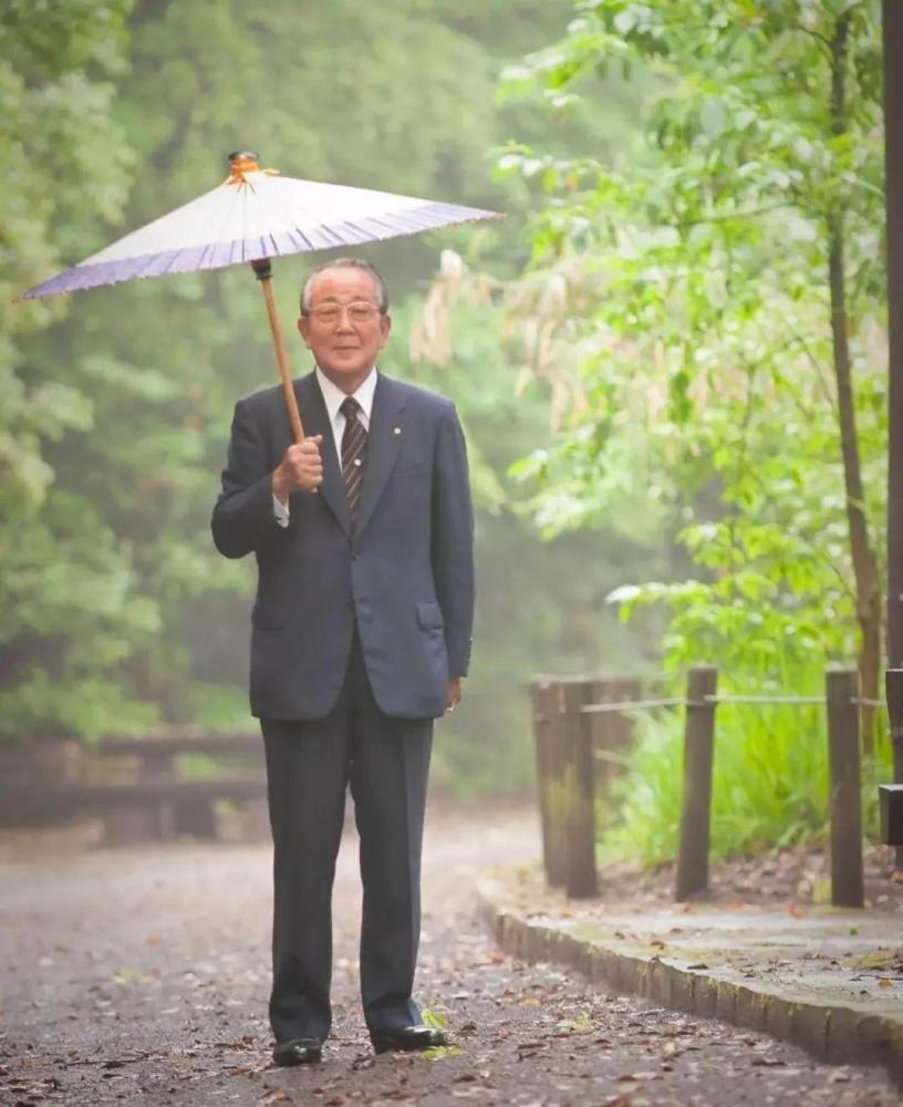 65岁富翁晚年皈依佛门,化缘时遇清洁工救助,顿悟后选择还俗