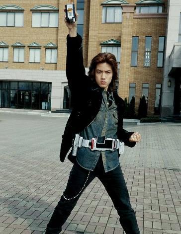 是为人比较傲娇,非常容易被人误会,假面骑士kiva的主角红渡是性格内向