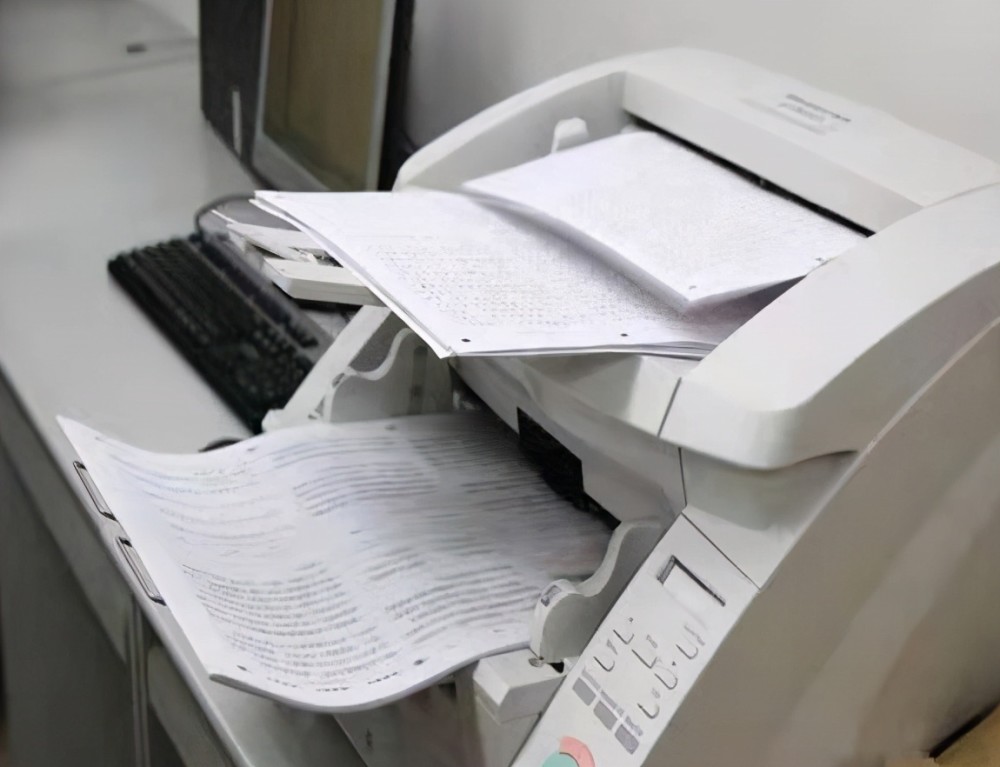 鞋印印在答题卡上,然后把答题卡放进机器,进行扫描,结果让人意外,每一