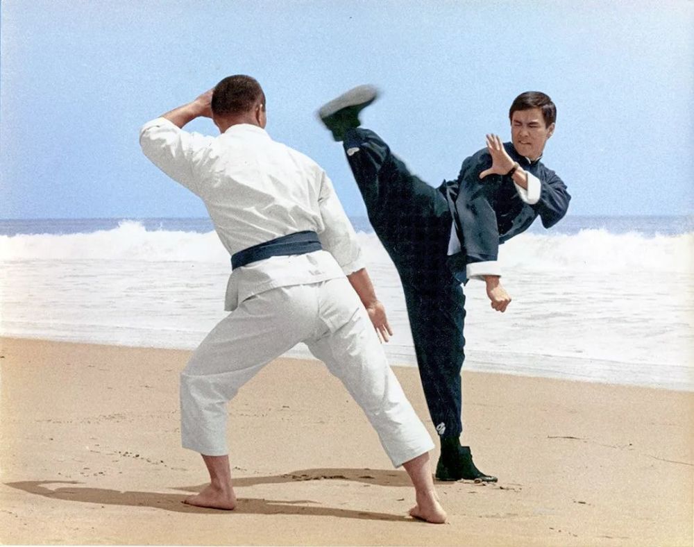 因为喜欢李小龙他在北京开了截拳道馆