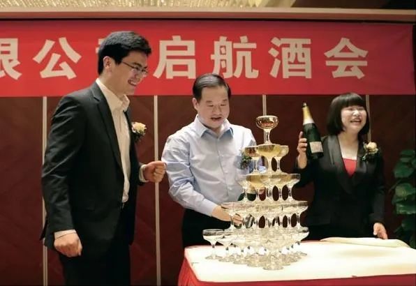 傅军,傅爽爽(右)父女在2014年新活力资本投资有限公