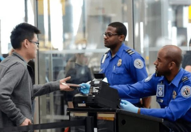 太过分！美机场人员故意扣住中国留学生，电脑、手机被反复检查