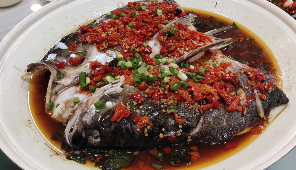 好吃剁椒鱼头出锅了是不是馋的流口水了呢