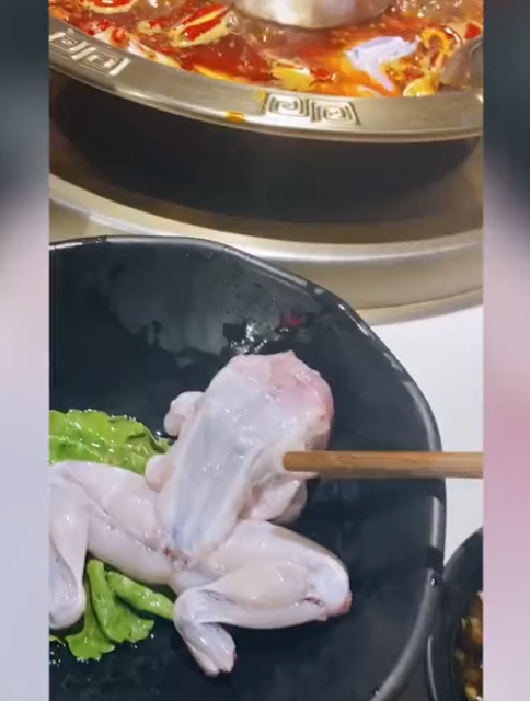 江苏一男子吃火锅时发现牛蛙被扒了皮还在蹬腿下锅后还在蛙泳