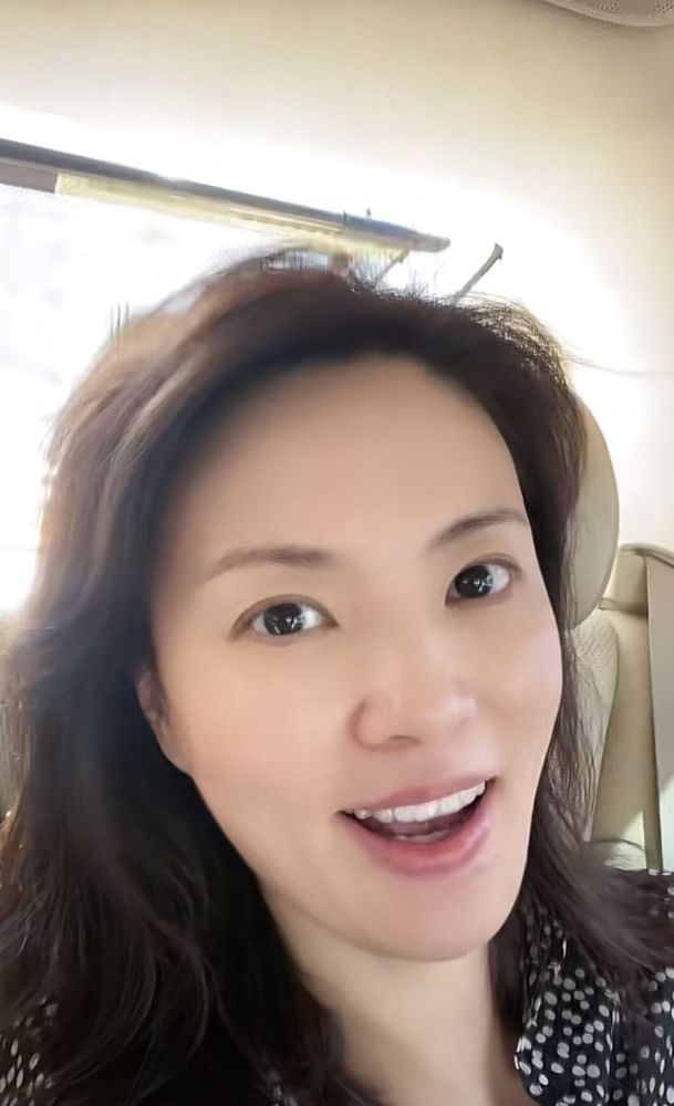 央视主持人刘芳菲晒素颜照看中医疑似身体抱恙被指撞脸徐冬冬