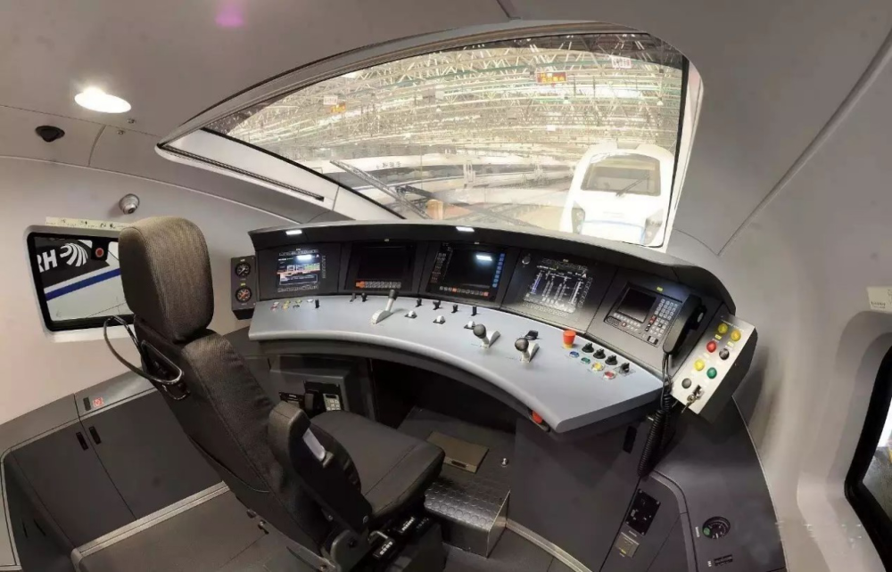 图为高铁驾驶舱高铁是人们日常出行最常使用的交通工具,但高铁的驾驶