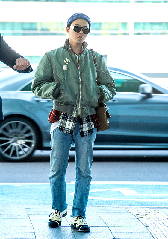 权志龙穿的可真不像个明星,衣服款式有点土,一般人穿不出门_腾讯网