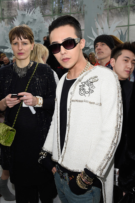 权志龙穿的可真不像个明星,衣服款式有点土,一般人穿不出门_腾讯网