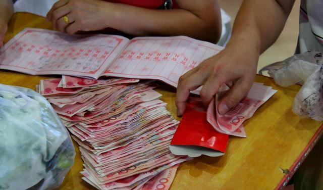 下车要收3万8礼钱,新郎拿出2万以后,新娘仍不答应