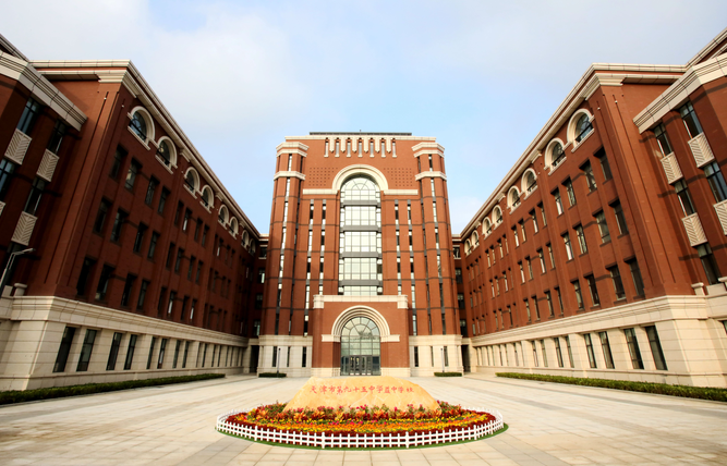 随后,李清又来到九十五中学益中学校和天津益中西青学校,对照图纸