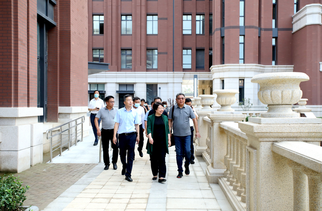 随后,李清又来到九十五中学益中学校和天津益中西青学校,对照图纸