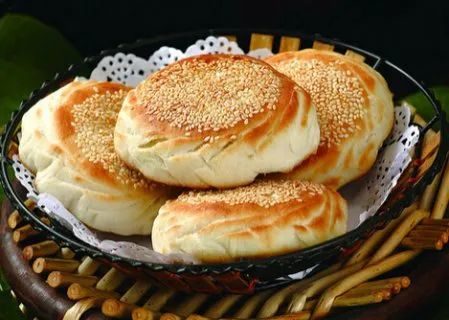 烧饼外黄里软,色呈蟹壳红,不焦不糊,不油不腻,香酥可口,稍嚼即烂,外脆