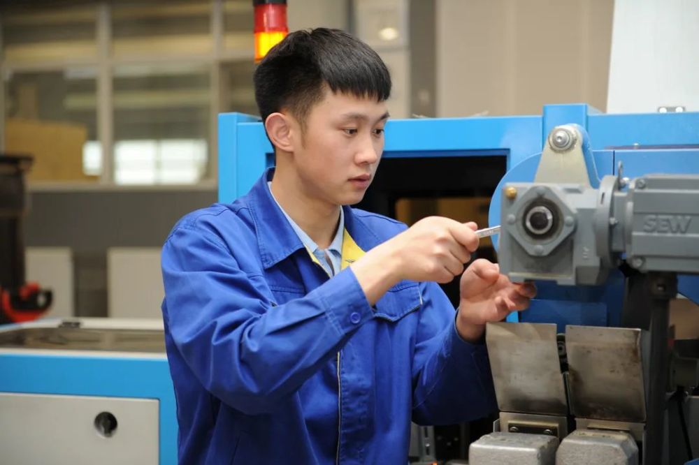 他是双料高级技师,熟练掌握了车工,电工,铣工等6个工种,成为行业里颇