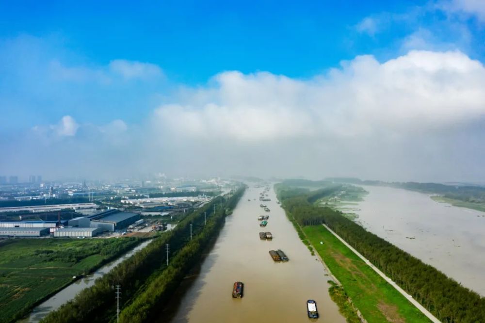 连日来,来自江苏,安徽,河南,山东等地千余艘运输船往返苏北灌溉总渠