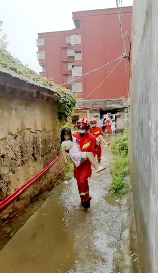 19岁消防员公主抱女孩图片