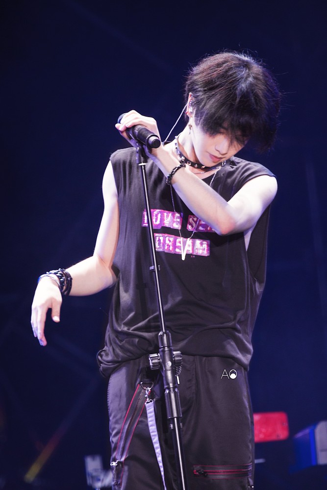 摇滚歌手华晨宇戴choker到底有多蛊人