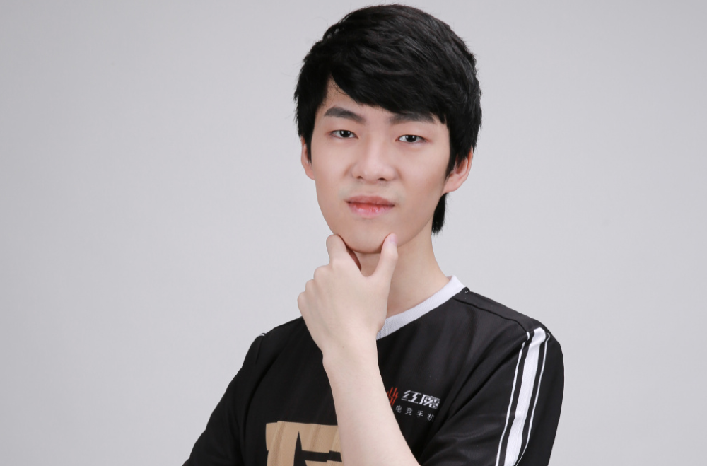 他认为果子哥平日里没办法carry队伍,只能选一些混子