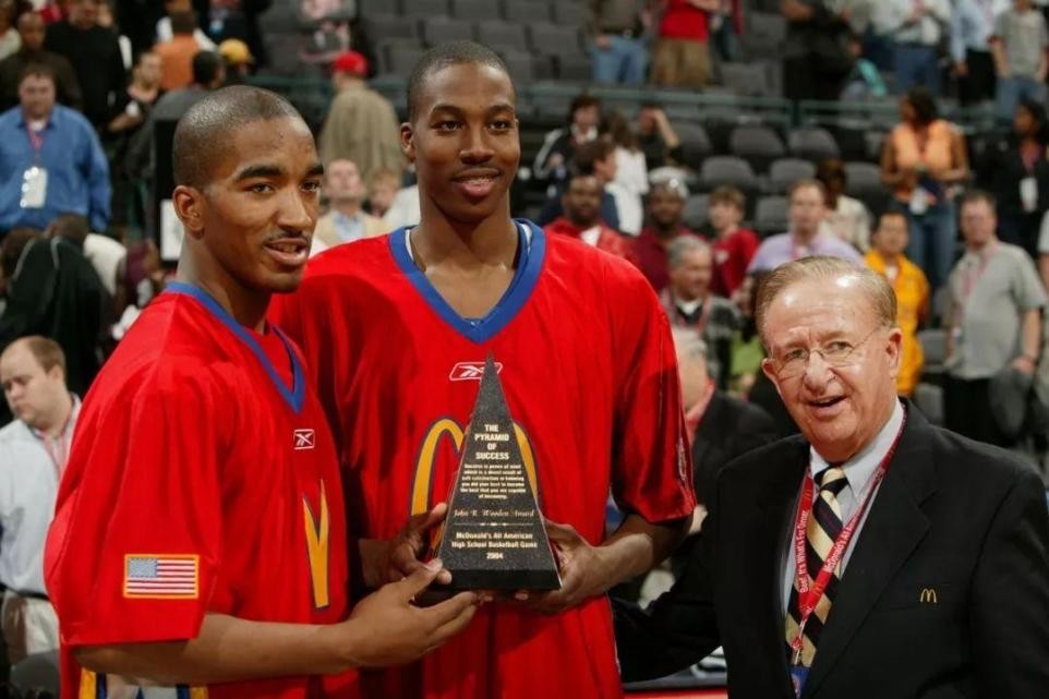 jr·史密斯 难说再见！JR史密斯结束16年NBA生涯？让詹姆斯又爱又恨的神经刀