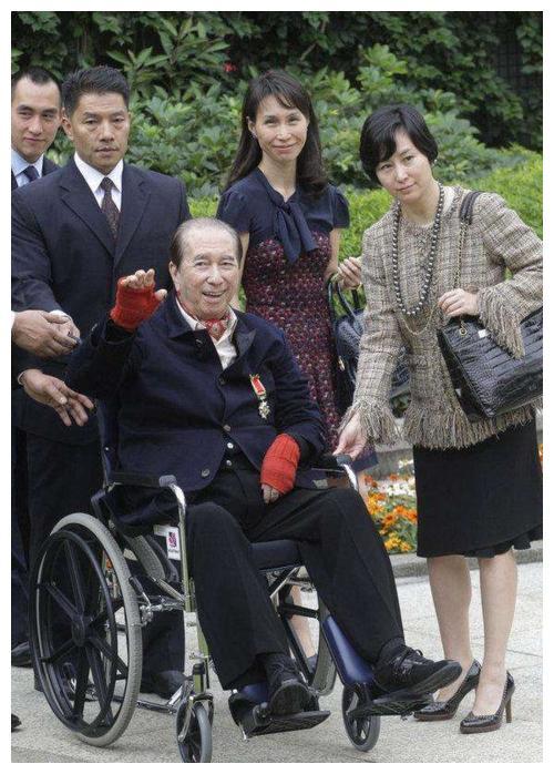 "杀伐果断"蓝琼缨:14岁上位,越过黎婉华,让何超琼当棋子_腾讯新闻