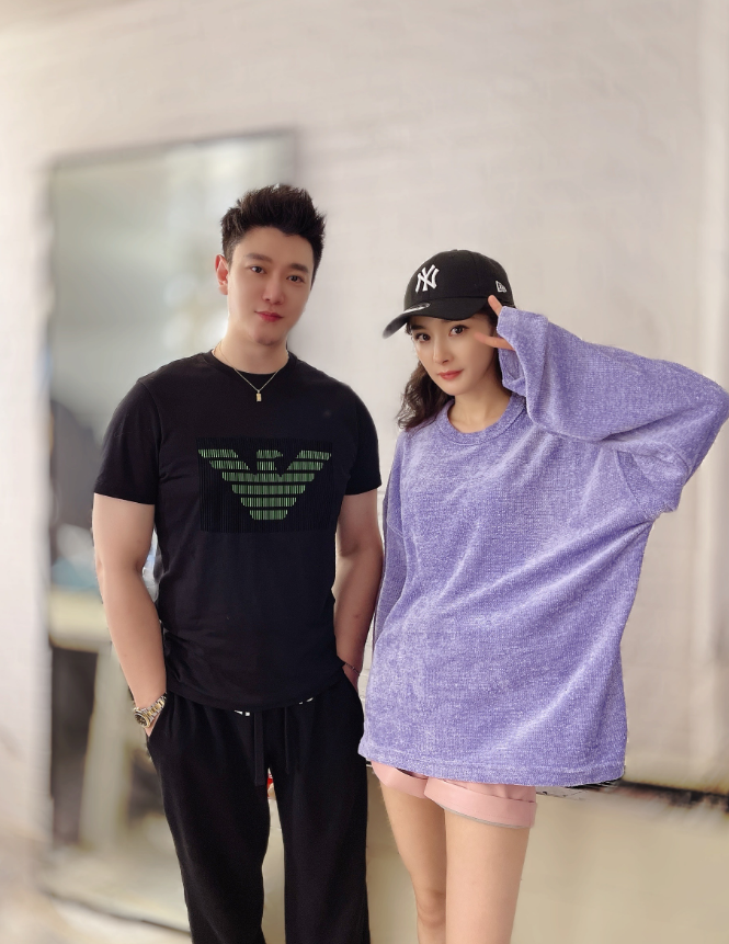 杨幂和男友人多张合照曝光美颜太过被吐槽p到变形两人1个月内来往数次